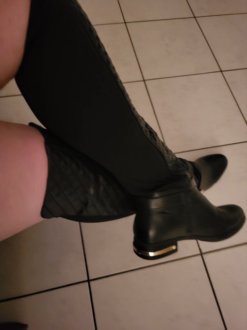 PerleReine1's tweet photo. J en ai marre faut venir nettoyer !!! #domina #finfom https://t.co/QlBWrwyv99
