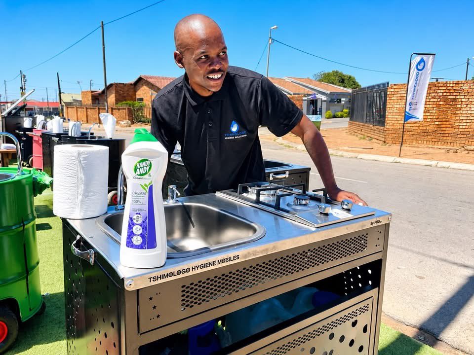 IAmDineoN's tweet photo. 🧽🔥 THE GREAT CLEANING CHALLENGE! 🔥🧽

We randomly put our Tshimologo Hygiene Kitchen to the test! 👀 One round with Handy Andy, another with Domestos.

But the real question is… 🥁

👇 WHO CLEANED IT
#TshimologoHygieneSolutions #CleaningChallenge #HandyAndyVsDomestos https://t.co/AouoKCUt4h