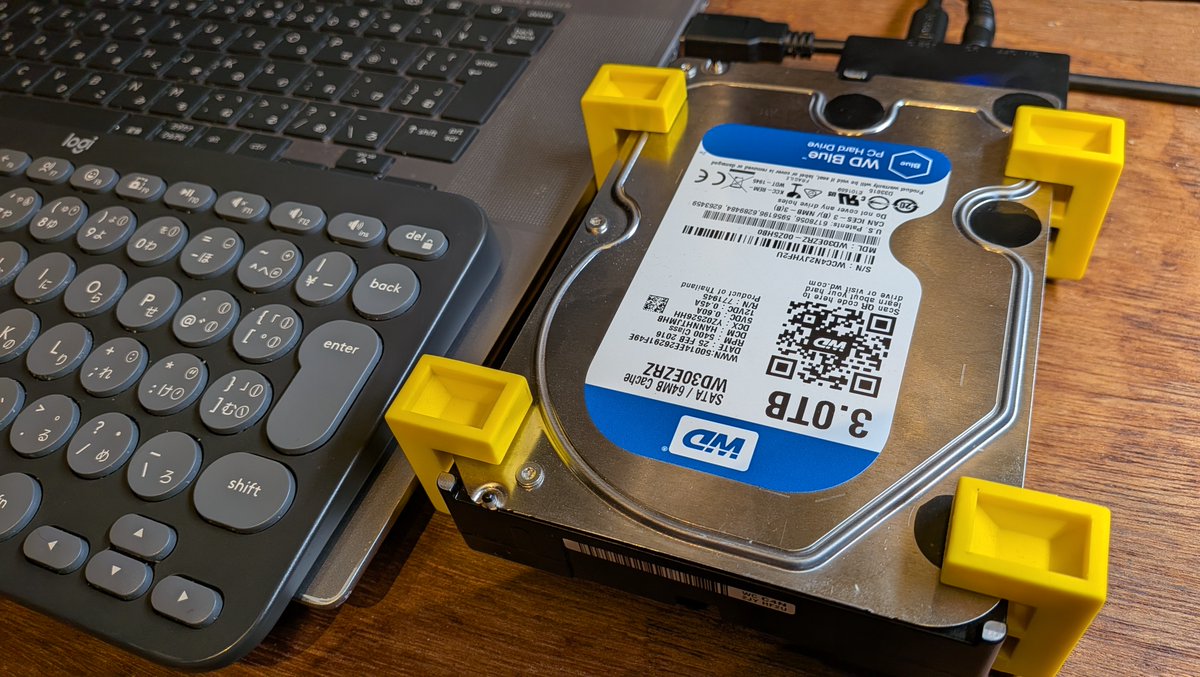 shinjinof's tweet photo. 外付けからバラしてデータを救出したあと、初期化した１０年前のハードディスク、普通に動いている。ディスク管理でデータを見てみると、mac_win共用で逝っちゃった形跡がある、今となっては闇のなかだ。3Tもあるので裸族のままバックアップ用に使用。 https://t.co/tXLljBudGn