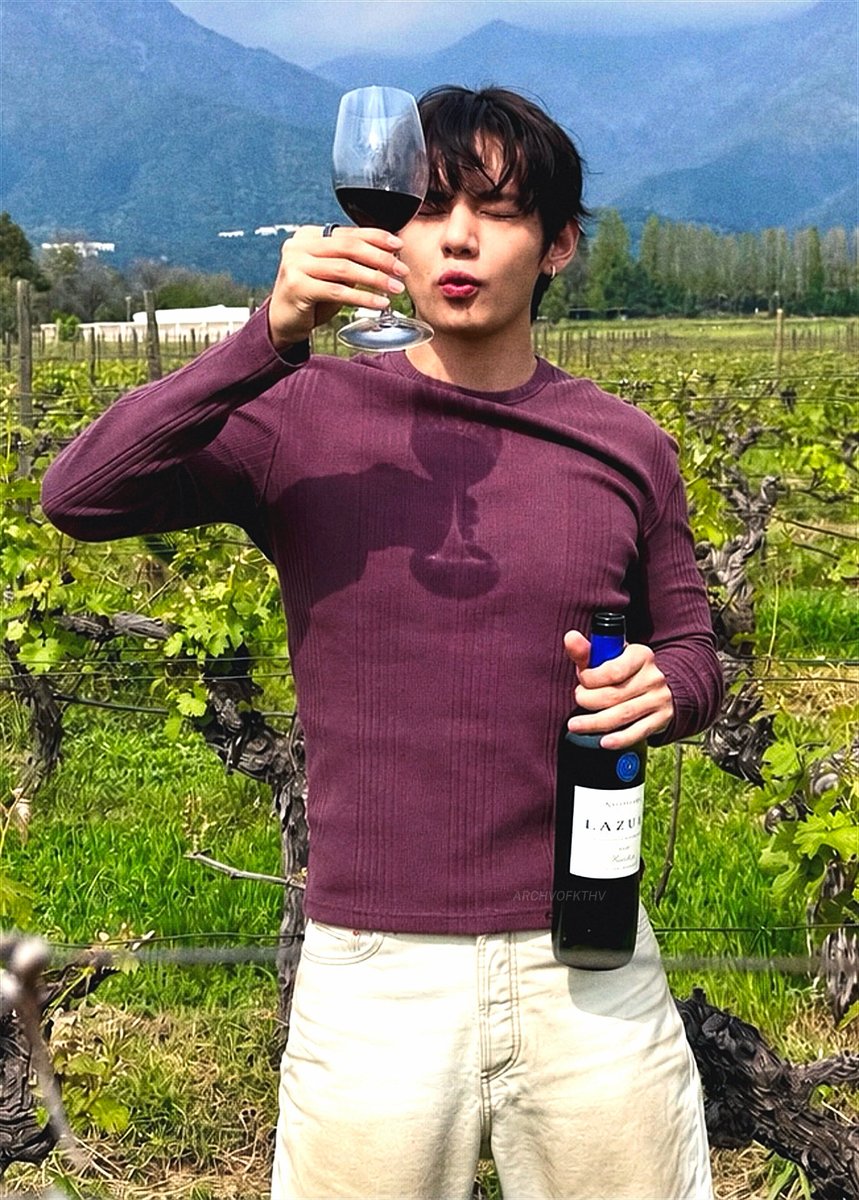 archvofkthv's tweet photo. WOW LOOK AT TAEHYUNG https://t.co/5smpTbVLgw