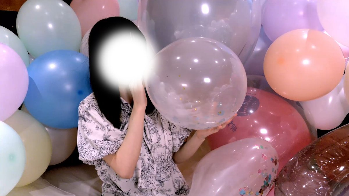 BalloonClip's tweet photo. 【#189 るなさんのコンフェッティバルーン膨らまし7個】

るなさんがコンフェッティバルーンをひたすら膨らませます！

るなさんは風船を曇らせるのが上手いです。
ひょっとしたら、まりなさんを超えているかも・・・？

膨らませ終わるたびに曇った風船を見せてくれました。 https://t.co/Lx7diRLbqM