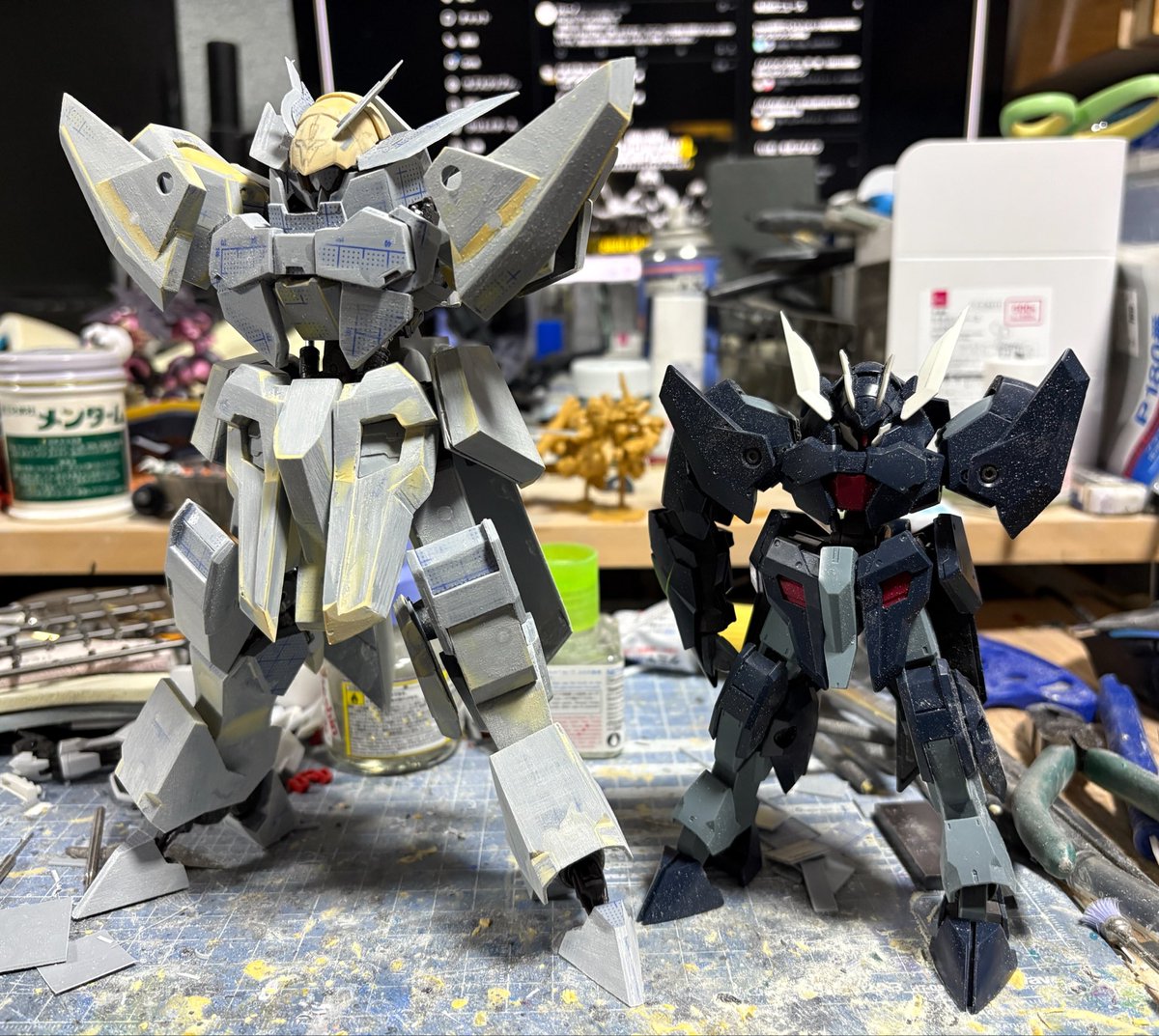 evo3uma's tweet photo. 今回ザガンを作るにあたり
ガンダムフレームは極力
手を加えずに作るのをコンセプトに
作ってたけど脚回りがどう考えても
形状が合わないからやむを得ず
脚部フレームを弄って見たけんども
足がまだフレームの状態とは言え
何とか立たせる事が出来たわ〜
まだまだ先は見えないけど
完成が楽しみだわねぇ