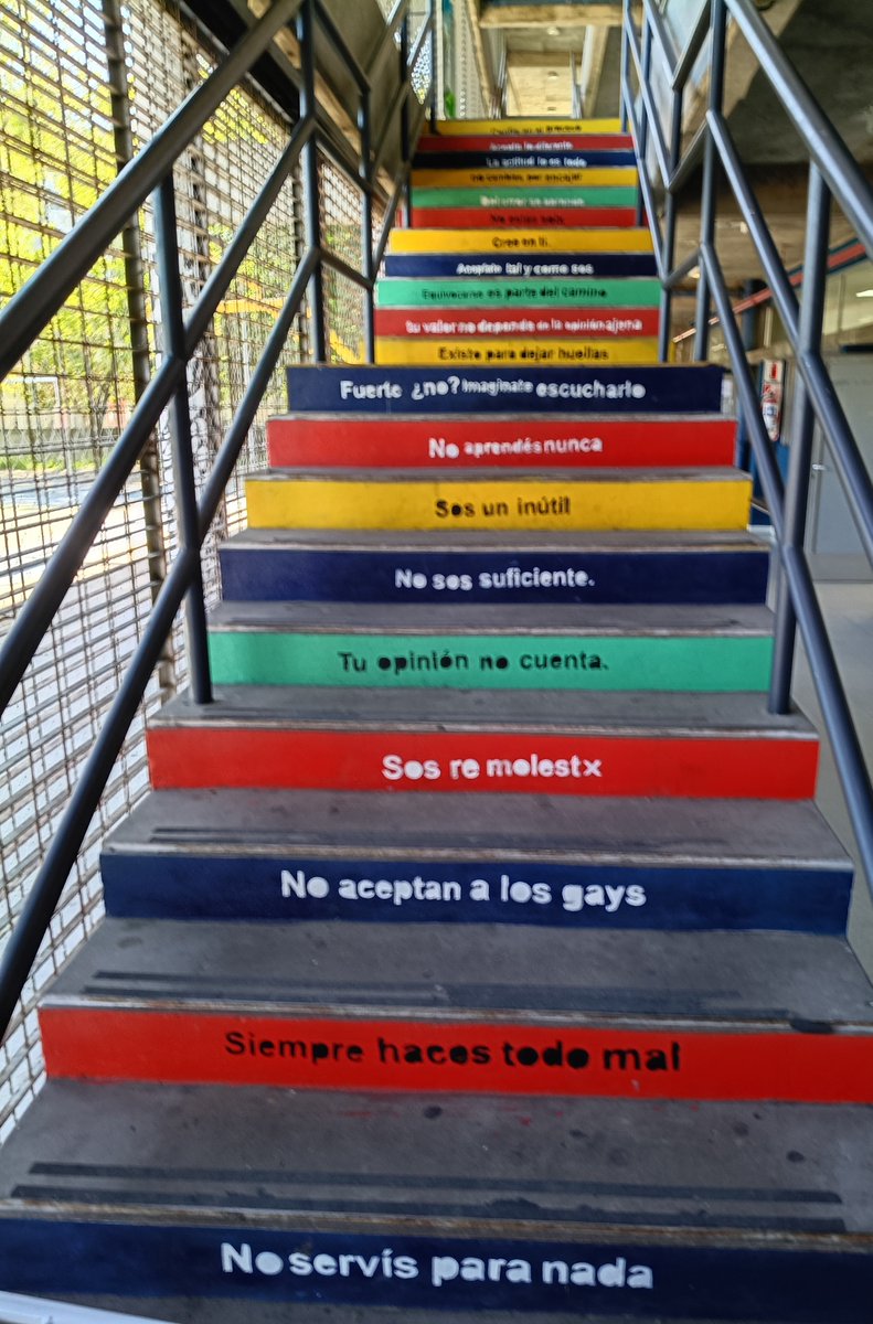 MaxiMelian93's tweet photo. Pasé por la escalera del bulliyng https://t.co/sBzVqfij8a