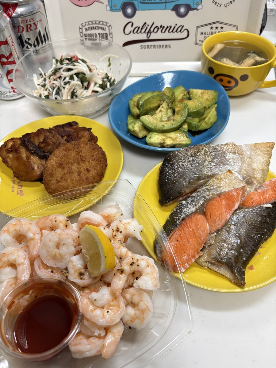 lchigolamune's tweet photo. 梅雨が戻って来たかのような蒸し暑さ
🆒ポチッとして快適

お疲れさま〜乾杯🍻
🍽お昼の残りコロッケ＆鯛竜田揚げ
🍽お昼の大根カニカマサラダの残りにワカメとリンゴ酢
🍽ロピアカクテル海老
🍽辛口紅鮭
🍽アボカド山葵醤油
🍽わかめお味噌汁

#晩御飯記録
#料理好きな人と繋がりたい https://t.co/VcGalJaiOi