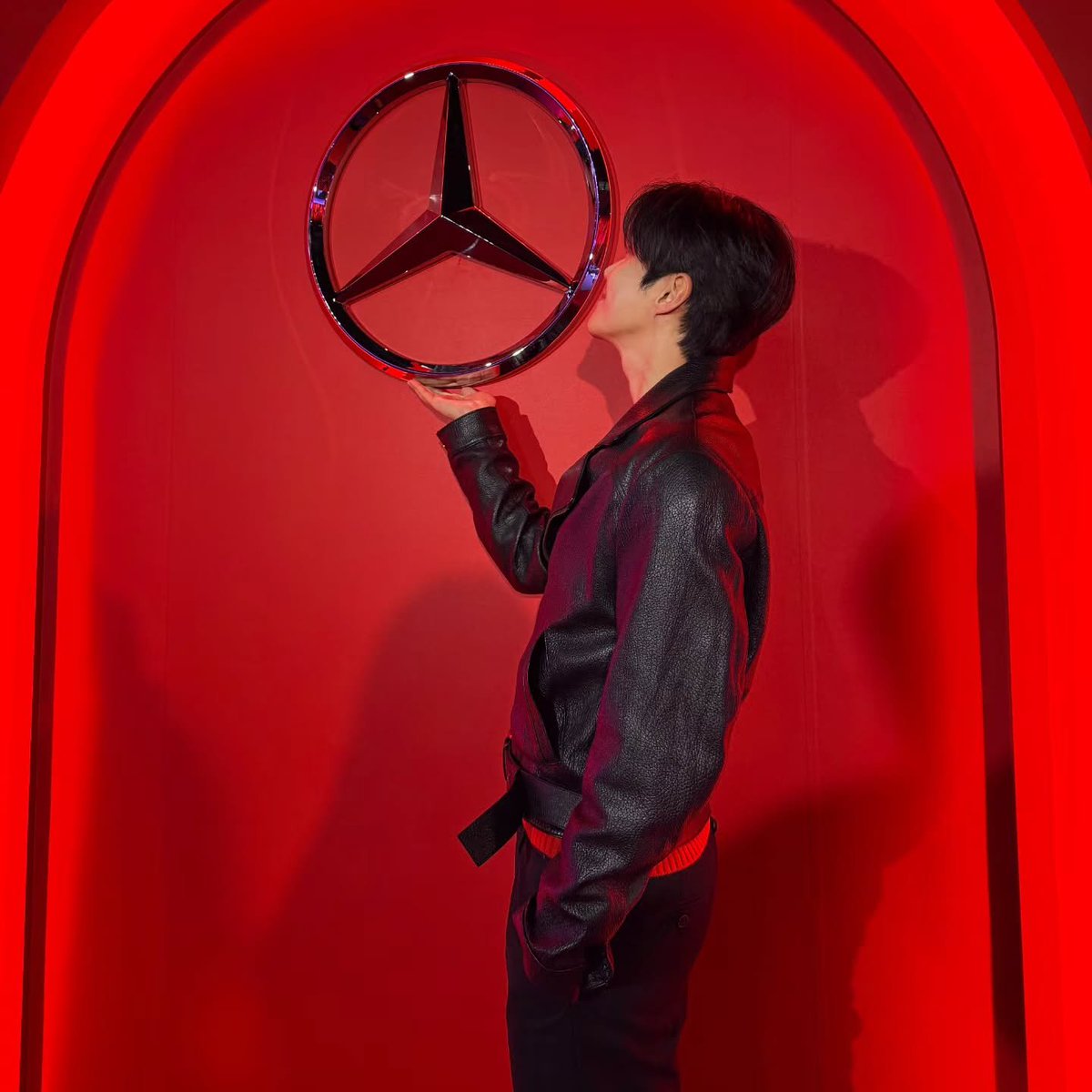 myjuyz_seonho's tweet photo. @ seonho__kim IG post

“#MercedesBenz #MBStudioseoul #ElectricCLA #ElectricGLC
-The all-new electric CLA &amp; GLC Launching Party”

#KimSeonho #김선호 https://t.co/uWAiMRxje4