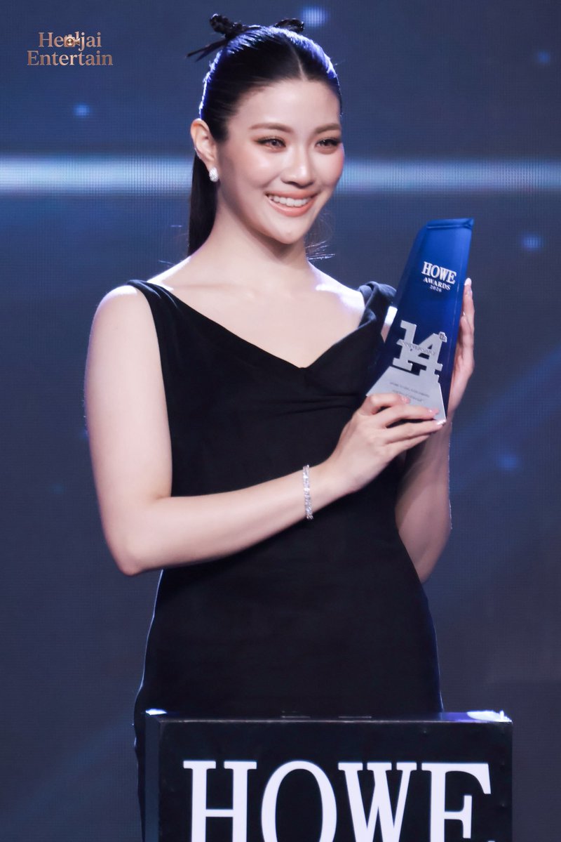 GinJayTrendTH's tweet photo. [📸 รูปสื่อ] Ginny ถือถ้วยรางวัล

GINNY AT HOWE AWARDS
#HOWEAWARDS2026xGinny https://t.co/PatvVOSJuT