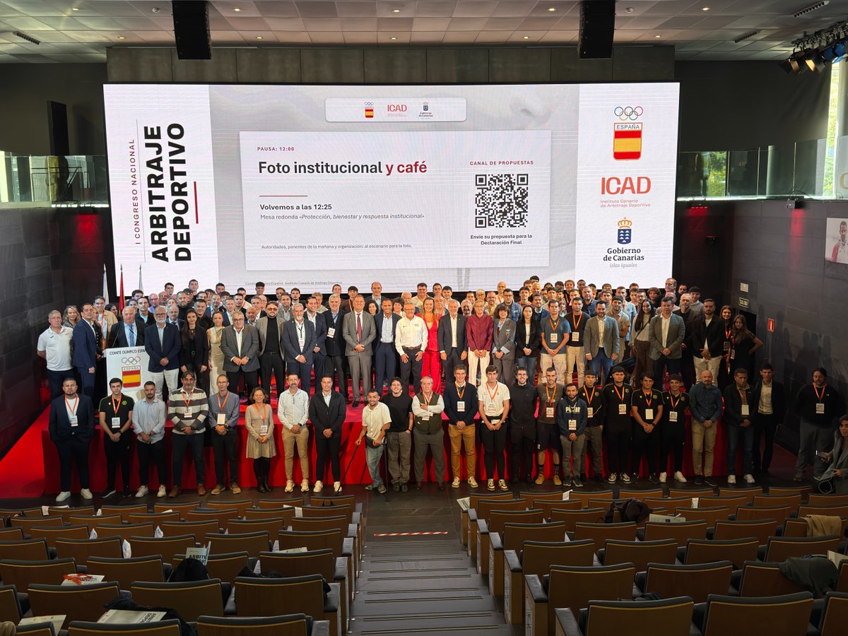 ACFIPRESS's tweet photo. El arbitraje español se dio cita este martes en Madrid con motivo del primer Congreso Nacional de Arbitraje Deportivo, una iniciativa nacida en Canarias que reúne a una treintena de especialistas de distintas modalidades para abordar los principales desafíos de quienes velan por el cumplimiento de las reglas en las competiciones. El encuentro, organizado por el Instituto Canario de Arbitraje Deportivo (ICAD) con la colaboración del Gobierno de Canarias, fue inaugurado en la sede del Comité Olímpico Español (COE) por su presidente, Alejandro Blanco; el viceconsejero de la Actividad Física y Deportes del Gobierno de Canarias, Ángel Sabroso, y el subdirector general de Ciencias del Deporte del Consejo Superior de Deportes, Iñaki Melendro.

La celebración de este congreso supone un nuevo paso en la apuesta de la Consejería de Educación, Formación Profesional, Actividad Física y Deportes del Gobierno de Canarias, dirigida por Poli Suárez, por la formación, la profesionalización y el reconocimiento de árbitros, jueces y oficiales deportivos. La iniciativa permite trasladar al ámbito nacional el trabajo desarrollado desde las islas a través del ICAD, creado en 2024 junto a la Federación Canaria de Baloncesto, y abrir un espacio de reflexión compartido entre distintas disciplinas y federaciones.

Sabroso comenzó su intervención agradeciendo al Comité Olímpico Español y a su presidente, Alejandro Blanco, "por creer en esta iniciativa, por implicarse y por ayudarnos a darle la dimensión que realmente merece", así como al equipo del ICAD y a la Federación Canaria de Baloncesto por su trabajo para hacer realidad el proyecto. El viceconsejero recordó que el instituto nació hace dos años de una convicción: "Queríamos que los árbitros de cualquier modalidad deportiva canaria tuvieran un lugar propio, una herramienta que les proporcionara formación, acompañamiento, investigación y oportunidades para mejorar". En este sentido, subrayó que "detrás de cada árbitro hay una persona que se esfuerza, que se prepara, que acierta, que se equivoca y que muchas veces soporta más presión de la que debería", y reivindicó que los colegiados sean, por una vez, "los verdaderos protagonistas".

Asimismo, Sabroso destacó el orgullo de que este primer congreso nacional haya nacido de una iniciativa canaria y expresó su deseo de que tenga continuidad con el respaldo de las instituciones deportivas de todo el país. Desde su experiencia como árbitro internacional de balonmano, reconoció que "sé lo que significa estar solo ante una decisión, sé lo que cuesta prepararse durante años para que todo después se tenga que decidir en segundos y sé lo que es sentir que solo aparecemos en la conversación cuando alguien considera que hemos errado". Por ello, aseguró que "el arbitraje se merecía un día como el de hoy" y manifestó su esperanza de que este encuentro sea "el primer paso para constituir una cita anual de encuentro, de conocimiento y de reconocimiento del mundo arbitral en toda España". "Ojalá este sea el principio de algo muy grande", concluyó.

Desde Canarias

La presencia de Canarias en este primer encuentro nacional va más allá de su organización. Entre los participantes figuran referentes del arbitraje futbolístico de las islas, como  Alejandro Hernández Hernández, designado para el Mundial de 2026, o Marta Huerta de Aza, primera mujer en dirigir como árbitra principal un partido del fútbol profesional masculino español, en 2024.

Ambos participan en una mesa dedicada a escuchar directamente las experiencias, necesidades y propuestas del colectivo arbitral, junto con profesionales de otras disciplinas, como el árbitro internacional de baloncesto Carlos Peruga y el juez árbitro de tenis Iván Martínez.

El encuentro también cuenta con representantes canarios como, entre otros, el responsable del área arbitral de la Federación Canaria de Boxeo, Juan Tomás Rodríguez, y la jefa de Deportes de los Servicios Informativos de Televisión Canaria, Fátima Febles, que participa en el debate sobre captación, permanencia y relevo generacional.

El propio Ángel Sabroso, protagonista desde la parcela arbitral en campeonatos del mundo y Juegos Olímpicos, aporta al congreso una trayectoria estrechamente vinculada a la función arbitral, tanto desde su experiencia deportiva como desde su actual responsabilidad institucional.

Retos compartidos

Bajo el lema "El presente y el futuro del arbitraje deportivo", el programa del acto se estructuró en torno a cinco grandes ámbitos de trabajo. La gobernanza arbitral, con especial atención a los sistemas de designación, evaluación y promoción, constituyó uno de los principales ejes de una jornada que también analizó la presión a la que se enfrentan los colegiados, la violencia, las amenazas y el acoso en redes sociales, así como la necesidad de reforzar su bienestar y acompañamiento psicológico.

La conferencia inaugural corrió a cargo del director del ICAD, José María García-Aranda, exárbitro internacional de fútbol y antiguo responsable del departamento de arbitraje de la Federación Internacional de Fútbol Asociación (FIFA), quien presentó además los datos de partida sobre la realidad del colectivo arbitral.

Desde su creación, el Instituto Canario de Arbitraje Deportivo ha desarrollado acciones formativas relacionadas con la preparación física y psicológica, la comunicación, la gestión de conflictos y el conocimiento técnico y reglamentario, con actividades dirigidas a profesionales de modalidades tan diversas como la vela, la lucha canaria, la hípica, el atletismo o el deporte adaptado. @Deportecanario @sabrosoangel