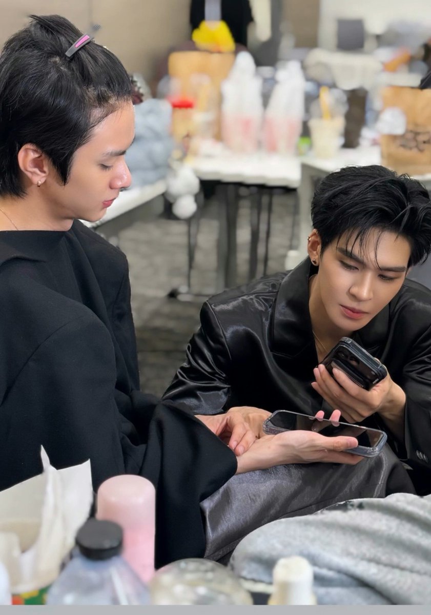 _LNLN_'s tweet photo. ก็ว่าอยู่อู๋ต้องนั่งข้างน้องแน่นอนตอนถ่าย แล้วก็จริง คุกเข่าเลยยดิ😳 https://t.co/oZY6pwL0EX