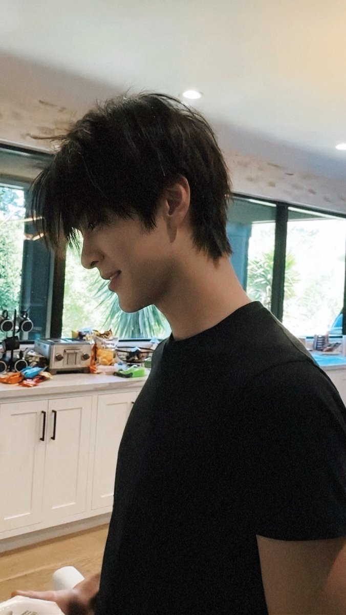 keoncats's tweet photo. black shirt keonho with his hair all messy 🫠 https://t.co/GVbSnDvquj
