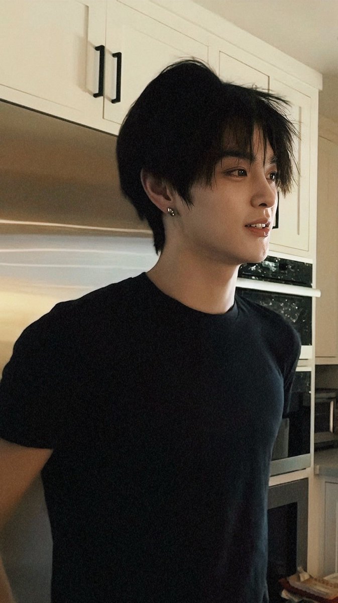 keoncats's tweet photo. black shirt keonho with his hair all messy 🫠 https://t.co/GVbSnDvquj