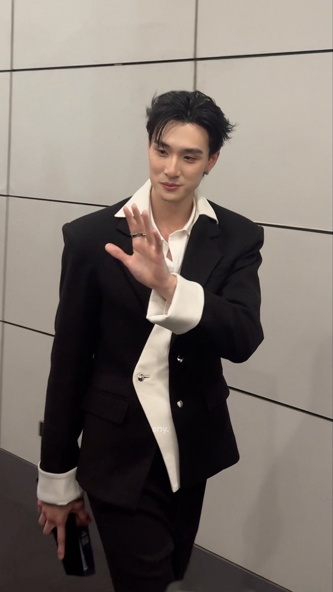 flavormcd's tweet photo. หล่อมากเยย y y ติ้กถูกทุกอย่าง ✅

DEWTEE SHINES AT HOWE  

#HOWEMAGAZINE 
#HOWEAWARDS2026 https://t.co/sjJ6dyZ85W