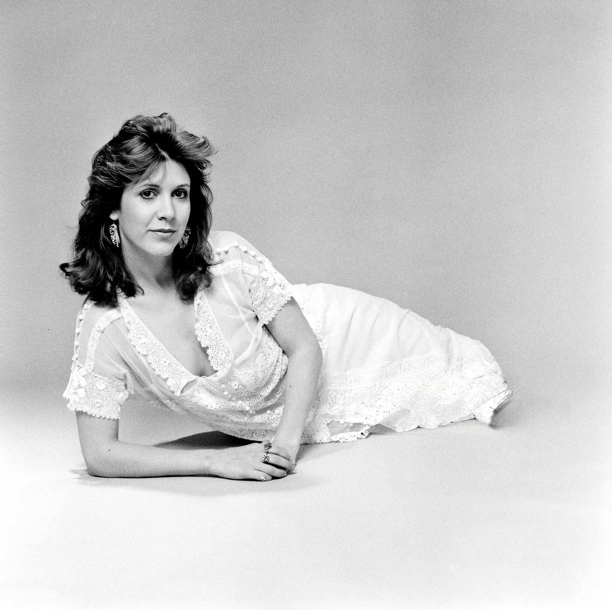 sskieswalker's tweet photo. Carrie Fisher ( June 1983 ) https://t.co/VDUoLafVv4