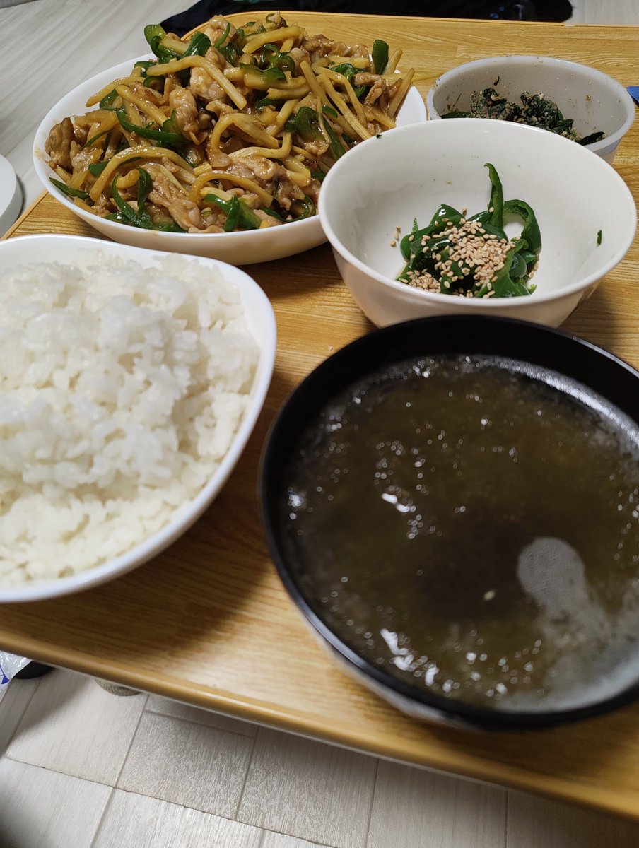 sh1_n_96's tweet photo. 22時帰宅で30分でメインと小鉢2つ作ったからえらい。適当すぎて味が濃い。 https://t.co/QvWaMZoDzv