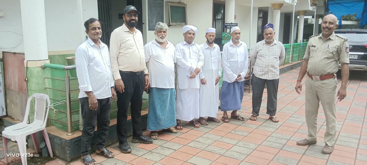 kavoorpsmgc's tweet photo. ಈ ದಿನ ಕಾವೂರು ಠಾಣಾ ವ್ಯಾಪ್ತಿಯ ಬೊಂದೇಲ್ ಮಸೀದಿಗೆ ತೆರಳಿ ಮಸೀದಿಯ ಮುಖ್ಯಸ್ಥರಿಗೆ ಹಾಗೂ ಸಾರ್ವಜನಿಕರಿಗೆ ಸೈಬರ್ ಸಹಾಯವಾಣಿ 1930 ಹಾಗೂ ಸೈಬರ್ ವಂಚನೆಯ ಮುಂಜಾಗ್ರತಾ ಕ್ರಮಗಳ ಬಗ್ಗೆ ಮಾಹಿತಿ ನೀಡಲಾಯಿತು.

Cyber Kavach – Cyber Crime Awareness Month* https://t.co/xOUtyC2611
