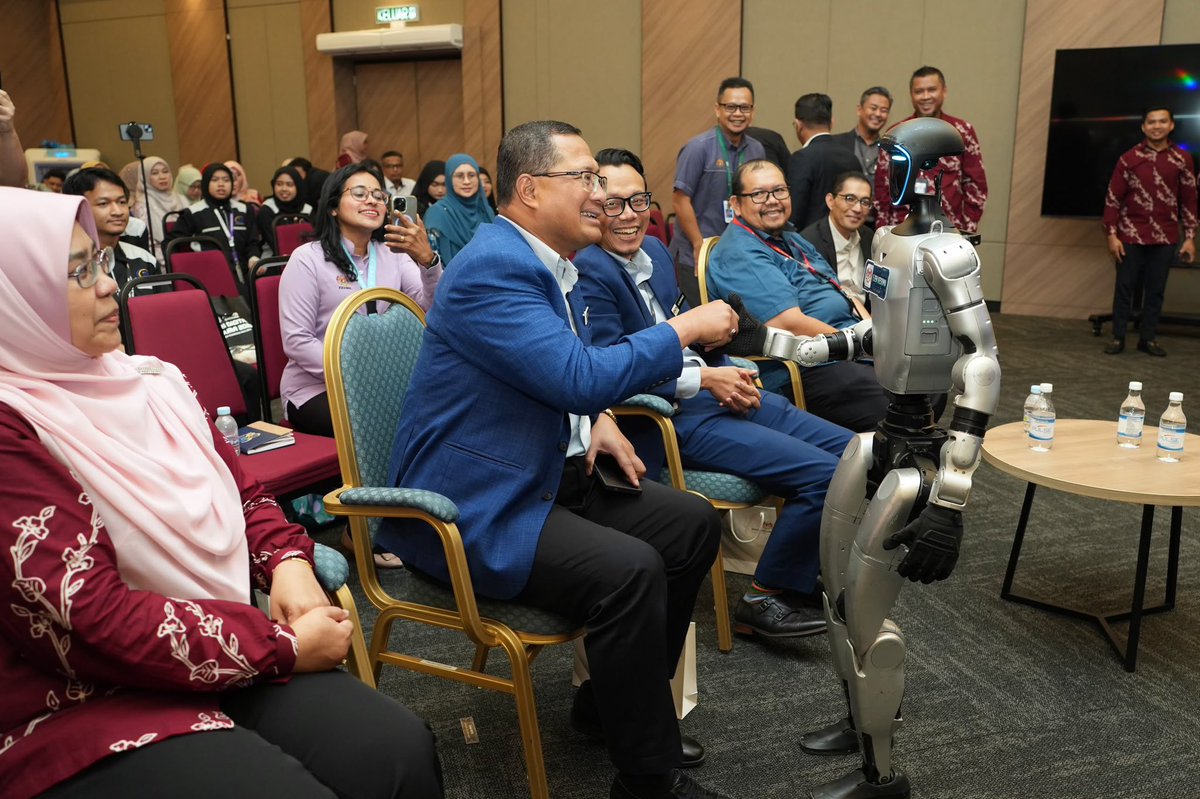 mykesuma's tweet photo. KESUMA menerusi BPM telah menganjurkan Hari Digital KESUMA 2026 bertemakan “AIgnite@KESUMA: Ignite Ideas, Innovate Work &amp; Transform The Future” sebagai usaha memperkukuh budaya digital serta menggalakkan penggunaan teknologi dan kecerdasan buatan (AI). https://t.co/ZrKmrBG1o4