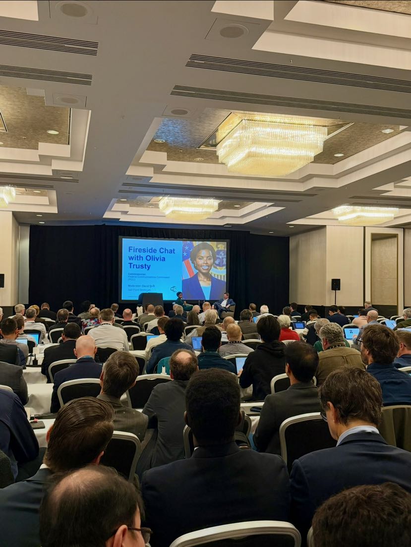 OliviaTrustyFCC's tweet photo. Productive discussion in London at the Wi-Fi Alliance Europe Member Meeting.

We explored lessons learned from the U.S. 6 GHz experience and how other countries can share in the benefits of faster and more reliable Wi-Fi networks and services. https://t.co/gtjyHUZnu4
