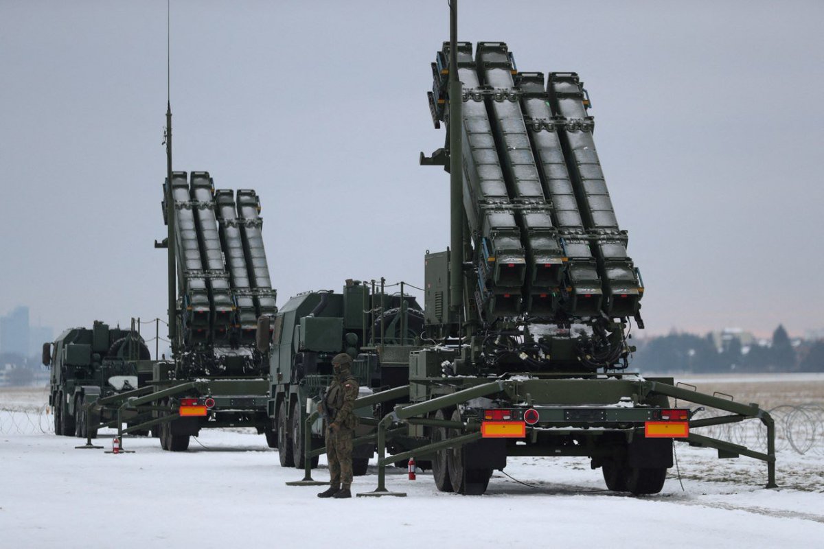 komarglobal's tweet photo. 🇵🇱🇺🇦⚡️ — Polish Foreign Minister Radosław Sikorski says Poland has no surplus Patriot missiles available to transfer to Ukraine, urging other NATO allies with available stocks to provide assistance instead.

The situation is bad. https://t.co/0Dn54wi6qE