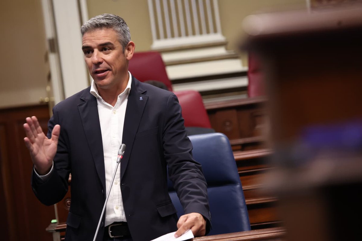 ACFIPRESS's tweet photo. El consejero de Agricultura, Ganadería, Pesca y Soberanía Alimentaria del Gobierno de Canarias, Narvay Quintero, advirtió hoy martes, 20 de octubre, en el Parlamento de Canarias de que los avances registrados en las negociaciones sobre el próximo Marco Financiero Plurianual (MFP) de la Unión Europea para el periodo 2028-2034 siguen sin ofrecer garantías sobre dos cuestiones fundamentales para el futuro del Programa Comunitario de Apoyo a las Producciones Agrarias de Canarias (POSEI): una ficha financiera propia, suficiente y actualizada, y el mantenimiento de su autonomía y vinculación directa con las instituciones europeas, al margen del reparto de recursos de los futuros planes nacionales.

En respuesta a una pregunta parlamentaria sobre las conclusiones de los encuentros mantenidos en Bruselas con representantes del sector primario y de las instituciones europeas, Quintero explicó que la propuesta presentada el pasado 10 de octubre por la Presidencia irlandesa del Consejo de la Unión Europea supone un avance en el reconocimiento de determinadas singularidades de las regiones ultraperiféricas (RUP). Sin embargo, señaló que las medidas planteadas no ofrecen garantías de que se preserve una ficha financiera propia y diferenciada para el POSEI, así como su autonomía respecto a los futuros planes nacionales.

El consejero insistió en que la defensa de este programa trasciende su dimensión económica, ya que está directamente relacionada con la seguridad alimentaria de Canarias y la resiliencia de Europa. En este sentido, recordó que el análisis presentado durante los encuentros celebrados en Bruselas identifica entre los principales riesgos para el sector agrario canario el incremento de los costes de producción, la pérdida de superficie y explotaciones, las dificultades para asegurar el relevo generacional y la dependencia de las importaciones agroalimentarias.

Ante esta situación, el Gobierno de Canarias ha defendido técnicamente un incremento de 167,64 millones de euros anuales en la ficha financiera del POSEI para compensar el aumento de los sobrecostes que soportan las producciones del Archipiélago. Esta reivindicación responde a la necesidad de actualizar una dotación que lleva prácticamente dos décadas sin una revisión acorde con la evolución de los costes de los insumos y las necesidades del sector.

Quintero se refirió también a la reunión mantenida el pasado 14 de octubre en Bruselas con la directora general de Agricultura y Desarrollo Rural de la Comisión Europea, Elisabeth Werner, a quien trasladó, acompañado por el viceconsejero del Sector Primario, Eduardo García, las conclusiones de un estudio elaborado por el Gobierno de Canarias sobre la vulnerabilidad del sistema agrario y agroalimentario del Archipiélago ante una posible reducción de las compensaciones europeas y sus consecuencias para la seguridad alimentaria.

Durante el encuentro se constataron puntos de coincidencia en cuestiones como la necesidad de mantener una regulación específica para las regiones ultraperiféricas, adaptada a sus circunstancias actuales, avanzar en la simplificación administrativa y actualizar la financiación del POSEI.

Sin embargo, el consejero señaló que, por el momento, permanecen pendientes dos cuestiones fundamentales: garantizar una ficha financiera propia para el POSEI durante el próximo periodo presupuestario y preservar su vinculación directa con la Comisión Europea, evitando que sus recursos dependan del reparto de fondos dentro de los futuros planes nacionales.

En este contexto, Quintero defendió que el nuevo marco financiero debe garantizar la aplicación efectiva del artículo 349 del Tratado de Funcionamiento de la Unión Europea (TFUE), que reconoce las condiciones estructurales específicas de las regiones ultraperiféricas y permite establecer medidas diferenciadas para compensarlas. Se trata de que ese reconocimiento jurídico se traduzca en medidas concretas en el diseño y la financiación de las políticas comunitarias.

Respaldo de otras RUP y del Parlamento Europeo

Durante su intervención, Quintero repasó también las principales conclusiones de la conferencia organizada por EURODOM en Bruselas, que reunió a representantes de las instituciones europeas, administraciones públicas y organizaciones del sector primario de las regiones ultraperiféricas.

En este encuentro, el vicepresidente de la Comisión Europea, Raffaele Fitto, expuso la nueva visión estratégica de la institución para las RUP, articulada en torno al refuerzo de la autonomía estratégica y las cadenas de suministro, el aprovechamiento de su potencial geopolítico, el impulso de la transición verde y azul y la digitalización, así como la cohesión social y la respuesta a los retos demográficos.

Asimismo, presentó un paquete de propuestas normativas al amparo del artículo 349 del TFUE, orientadas a flexibilizar y simplificar determinadas disposiciones comunitarias para adaptarlas a las circunstancias específicas de estos territorios, incluyendo medidas en materia de contratación pública y simplificación administrativa. Fitto reiteró también su compromiso de visitar las nueve regiones ultraperiféricas antes de que finalice el año y señaló que Canarias está incluida en su agenda para el mes de diciembre.

Por su parte, el vicepresidente del Parlamento Europeo, Younous Omarjee, destacó el respaldo existente en la Eurocámara a las principales reivindicaciones de las RUP, especialmente el mantenimiento del POSEI, la actualización de su financiación y la salvaguarda de su regulación técnica específica. También apeló a mantener la cooperación entre España, Francia y Portugal para reforzar una posición común en defensa de estos territorios.

Como resultado de la conferencia, representantes del Parlamento Europeo vinculados a las regiones ultraperiféricas suscribieron una carta dirigida a la presidenta de la Comisión Europea, al presidente del Consejo Europeo y al primer ministro de Irlanda, país que ejerce la Presidencia rotatoria del Consejo de la Unión Europea, para solicitar que las principales demandas de las RUP fueran tenidas en cuenta en las negociaciones del próximo presupuesto comunitario.

Una negociación abierta

Quintero se refirió también al resultado del Consejo Europeo celebrado los días 15 y 16 de octubre, en el que los jefes de Estado o de Gobierno abordaron las negociaciones del próximo Marco Financiero Plurianual sin alcanzar un acuerdo definitivo.

Tras constatarse el bloqueo de las negociaciones sobre la propuesta de la Presidencia irlandesa, el presidente del Consejo Europeo, António Costa, asumió el impulso de las conversaciones y se comprometió a presentar un documento de negociación revisado en las próximas semanas para tratar de acercar las posiciones de los Estados miembros.

Para el Gobierno de Canarias, este escenario confirma que la negociación del presupuesto comunitario permanece abierta y que todavía existe margen para incorporar las principales reivindicaciones de las regiones ultraperiféricas.

Por ello, el Ejecutivo autonómico continuará trabajando conjuntamente con el sector primario, el Gobierno de España y las restantes RUP para que el acuerdo final garantice una financiación suficiente de la Política Agrícola Común (PAC), preserve los instrumentos específicos de estos territorios y asegure la continuidad de un POSEI autónomo, con una ficha financiera propia, estable, suficiente y actualizada.

“Canarias no puede afrontar los retos futuros de su agricultura con una financiación diseñada hace casi dos décadas. Necesitamos un POSEI adaptado a la realidad actual, que compense los sobrecostes de la ultraperiferia, contribuya a mantener la producción local y garantice nuestra capacidad de producir alimentos”, señaló el responsable del departamento.

Quintero concluyó recordando que “defender el POSEI es también defender la seguridad alimentaria, el empleo y la actividad económica, el territorio y el futuro del sector primario de Canarias”. @narvayelhierro @AGRI_Gobcan