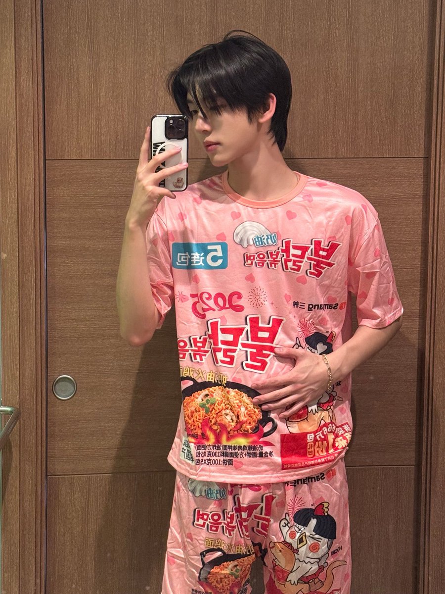 hhho012's tweet photo. 장하오가 커플잠옷 입자햇는데 알고보니 유진이꺼만 샀대
근데 비주얼이 ㅅ발 ㅜㅜㅜ 유진이 참 착한 동생...
-유진버블- https://t.co/CvPJL5br39