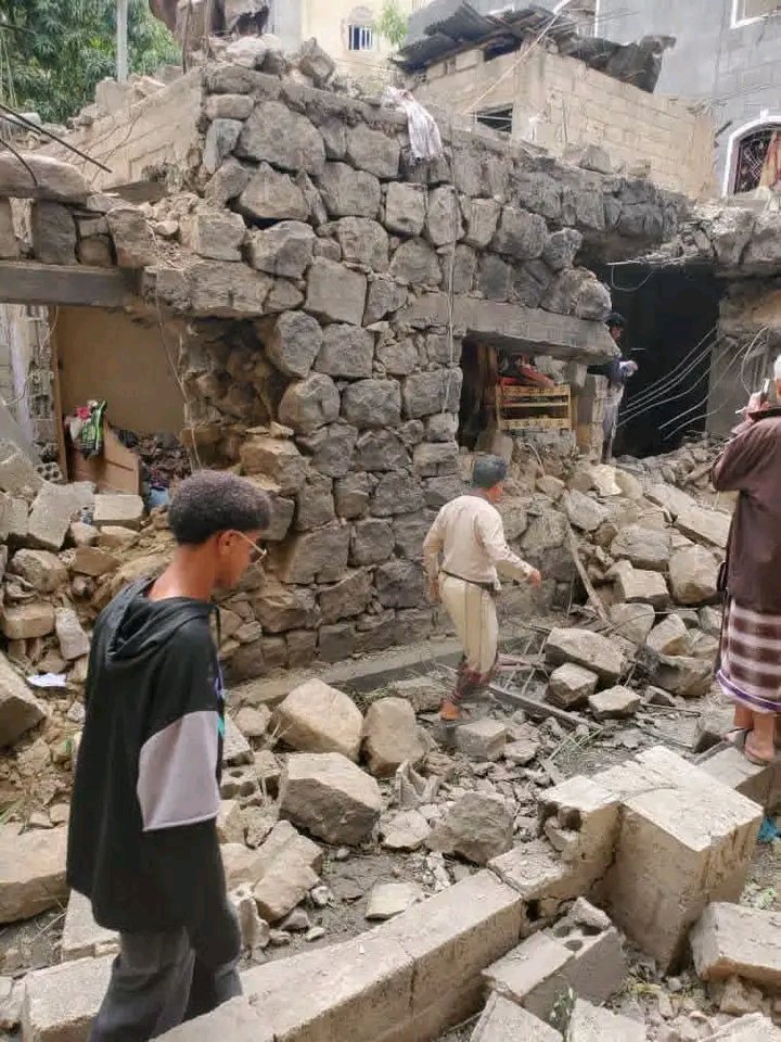 awraqalward99's tweet photo. Today during lunch in besieged Taiz, a Houthi ballistic missile hit a house in Sina, killing an entire family.
โToll: 8 women, 5 children & 4 men killed, plus many wounded.
โ#LestWeForget #HouthiCrimes #TaizWillNotKneel https://t.co/KJwQyrSjdt