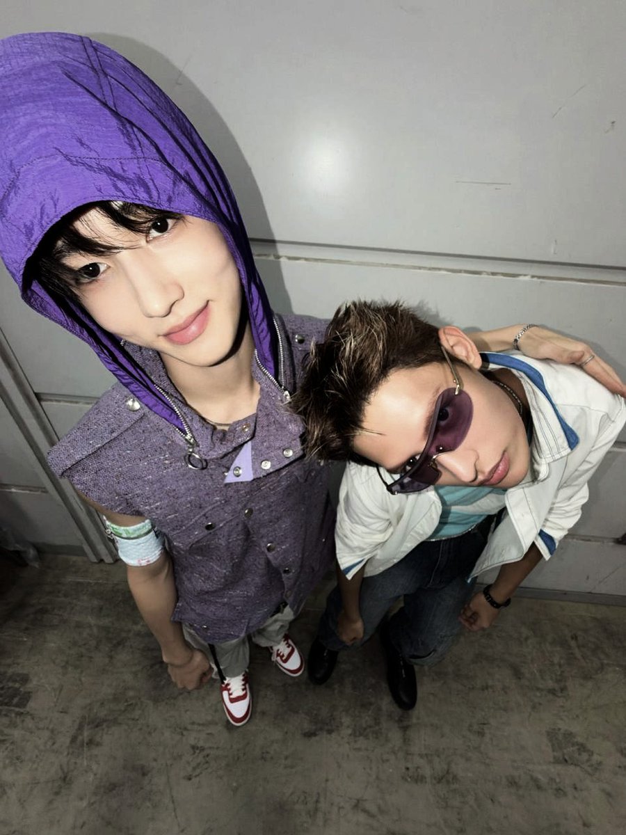 Seonyghyeon's tweet photo. Backstage at Nol Festival with him again, showing off the archives before we take the stage. https://t.co/t4jwnSnZLY