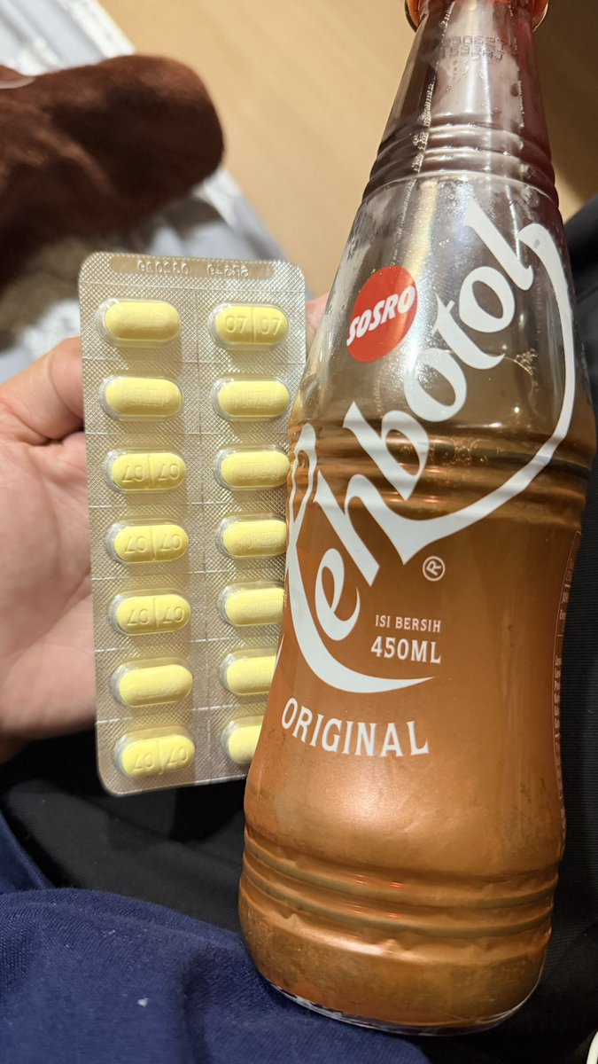 mbatutu20's tweet photo. minum obatnya sama teh botol, zuzur ini kepala syakit syekaliiiiikkkk https://t.co/4aFzYL3dow