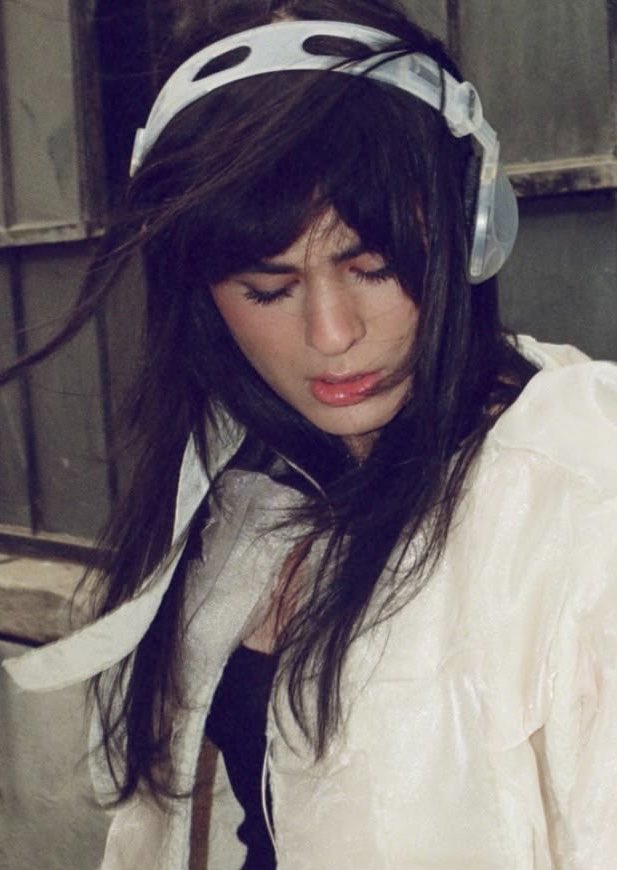 ditzydidlydee's tweet photo. early U era with her clear nails, clear headphones, and clear accessories was everything 🤍🎧 https://t.co/xTMPeYn1fi