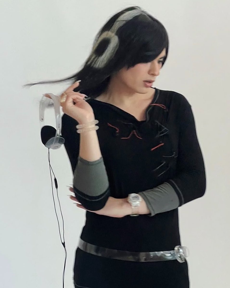 ditzydidlydee's tweet photo. early U era with her clear nails, clear headphones, and clear accessories was everything 🤍🎧 https://t.co/xTMPeYn1fi