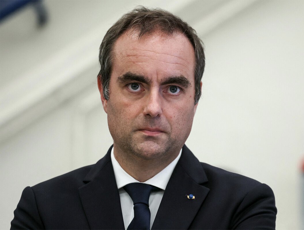 ImpactMediaFR's tweet photo. 🚨🇫🇷 FLASH | Pour Sébastien Lecornu, les violences du 17 octobre relèvent d’un "schéma insurrectionnel mené par des groupuscules d’extrême gauche et de l’ultragauche". (déclaration) https://t.co/P4u76HjOQZ