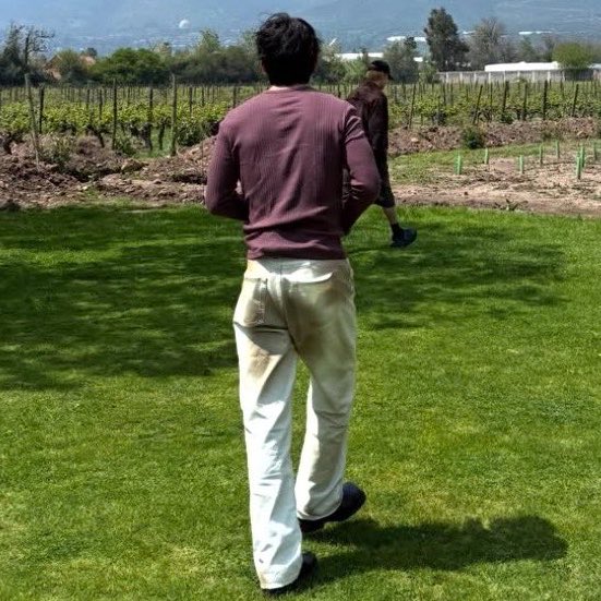 taesl0ver's tweet photo. “it’s not dirt on [the pants]
it’s understandable enough to be mistaken for that. it’s always been like this. i’m telling you it’s not dirt…”

TAEHYUNG PLEASEEENEUDNDJDJ 😭😭😭 https://t.co/KSndgnljoB