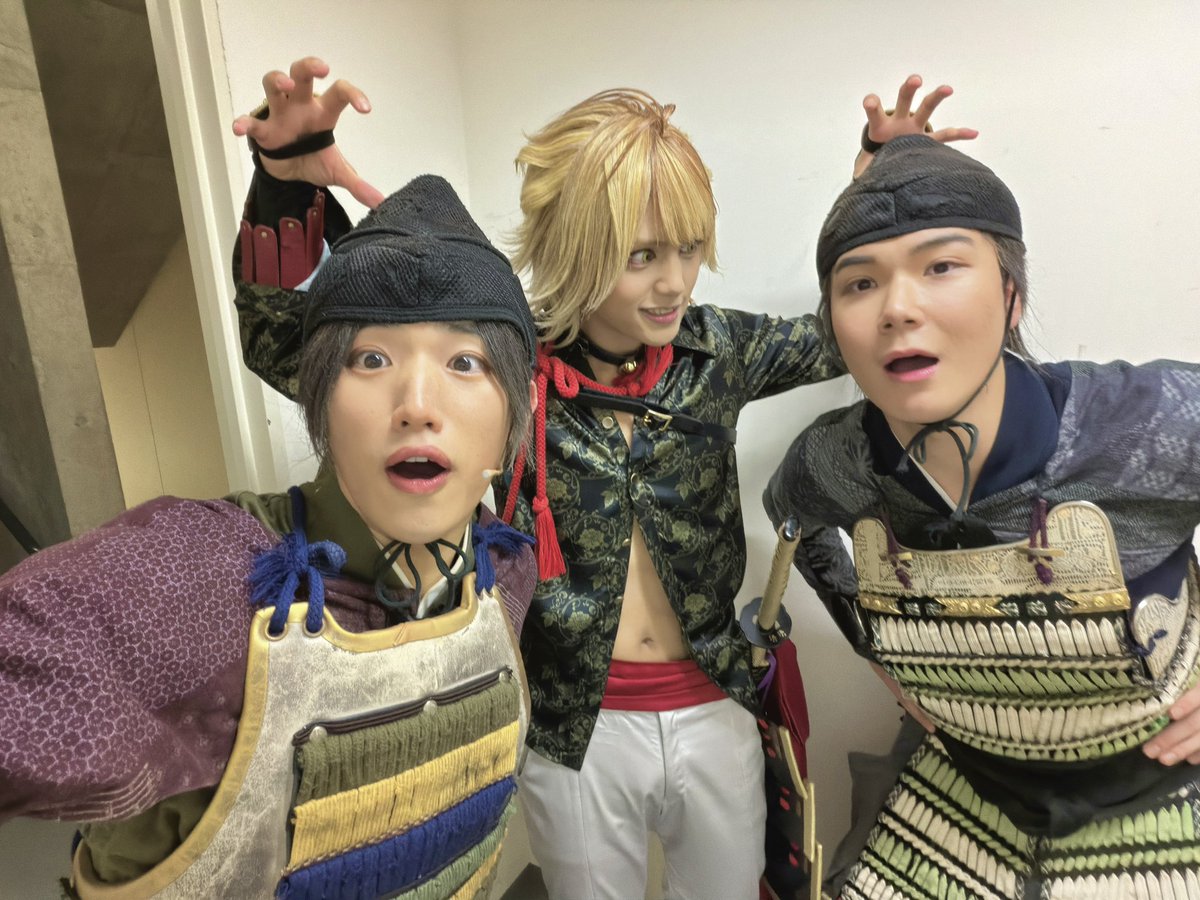 iori_suetaka's tweet photo. 📸にゃん君とたっちゃん

はじめ君は素でも南泉でも可愛いです🐱

すっごく真摯に南泉と向き合って稽古に励み、本番入ってから公演を重ねる度にイキイキとしてて、僕としては勇気をたくさん頂いてます✨

これからもどんどん成長してほしいし、いつか肩を並べて板の上に立てるよう自分も頑張ります!! https://t.co/FNoigSzJu7