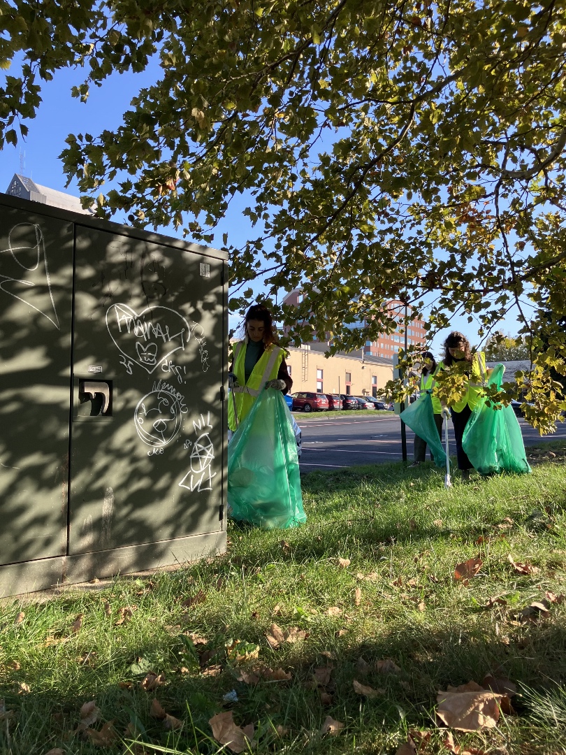 KCBColumbus's tweet photo. Last week's cleanup with our partners at MORPC helped ensure litter from the Brewery District didn't end up in the Scioto River. Thank you to all the employees who joined us! https://t.co/LPiha6mJGa