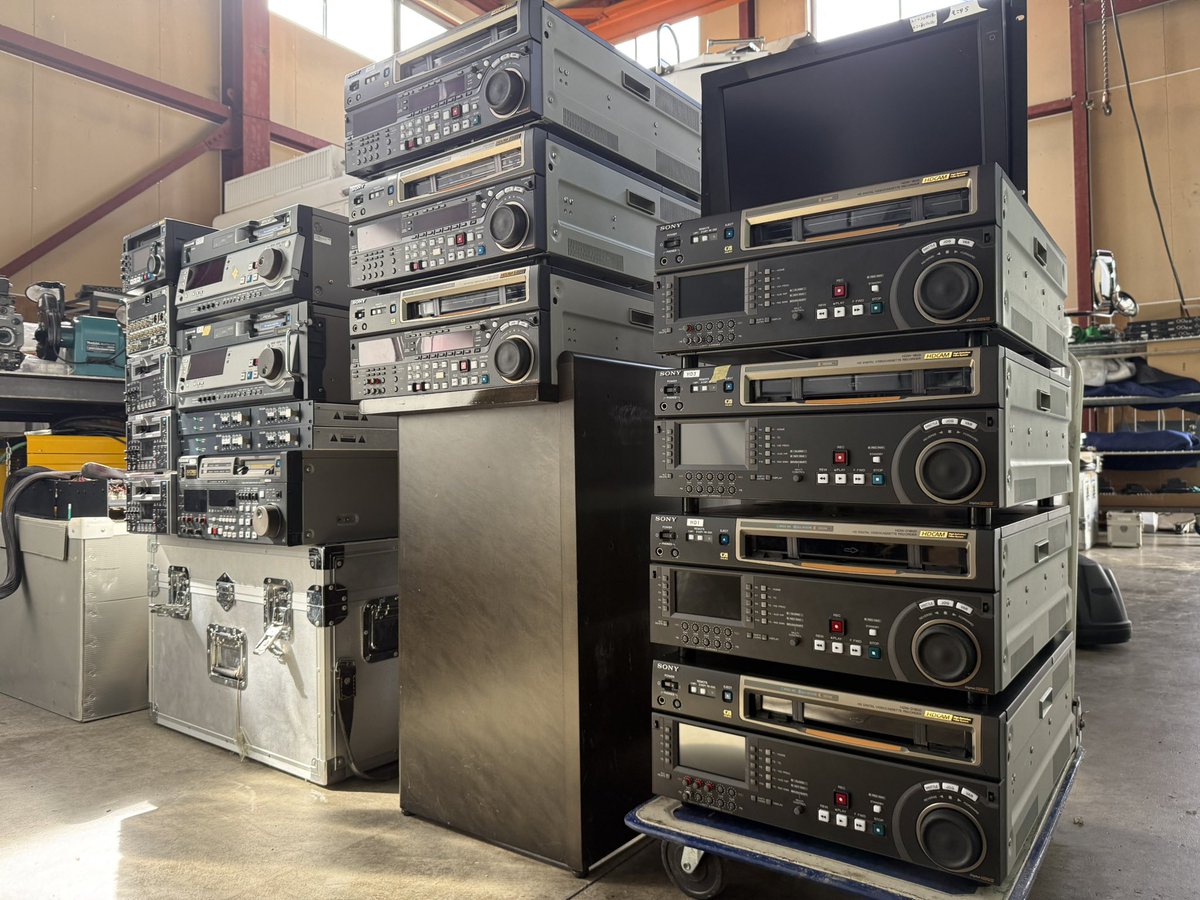 obvan's tweet photo. おー！先日入荷の機材の一部。（VTRはこれが全て）
これ早くチェックしないとなー

AJ-D750もあって嬉しいね（動けばね）
DV系が出てきた時はD750は最高峰に高性能でカッコよかったっけ。
対抗はまだDSR-80とか。DSR-2000でやっと抜いたかな。

オタク的な機材昔話は得意なので絡んでくださいね。 https://t.co/jy6S96aAV4