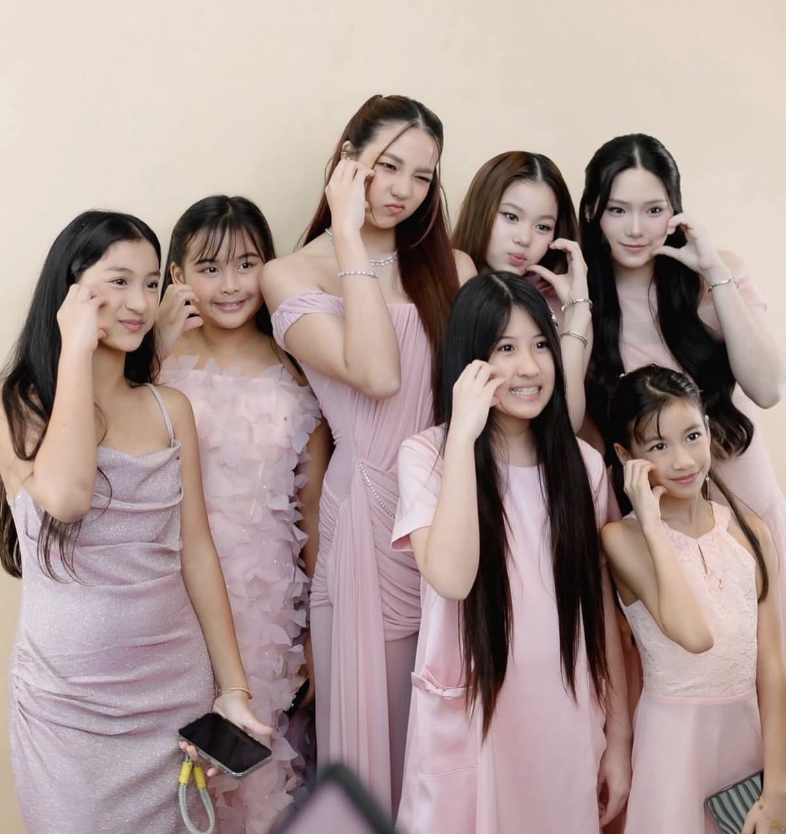 catteryphy's tweet photo. บรรดาลูกสาวของเพื่อนเจ้าสาวพี่โอ๋ 💕💝เห็นเด็ก ๆ กันมาตั้งแต่ตัวเล็กตัวน้อย จนตอนนี้โตเป็นสาวกันหมดแล้ววว เวลาผ่านไปไวมากจริง ๆ ลูกไม้หล่นไม่ไกลต้นเลย 🫶🏻 #โอ๋ภัคจีรา #โอ๋เบียร์ https://t.co/I98REUTTKp