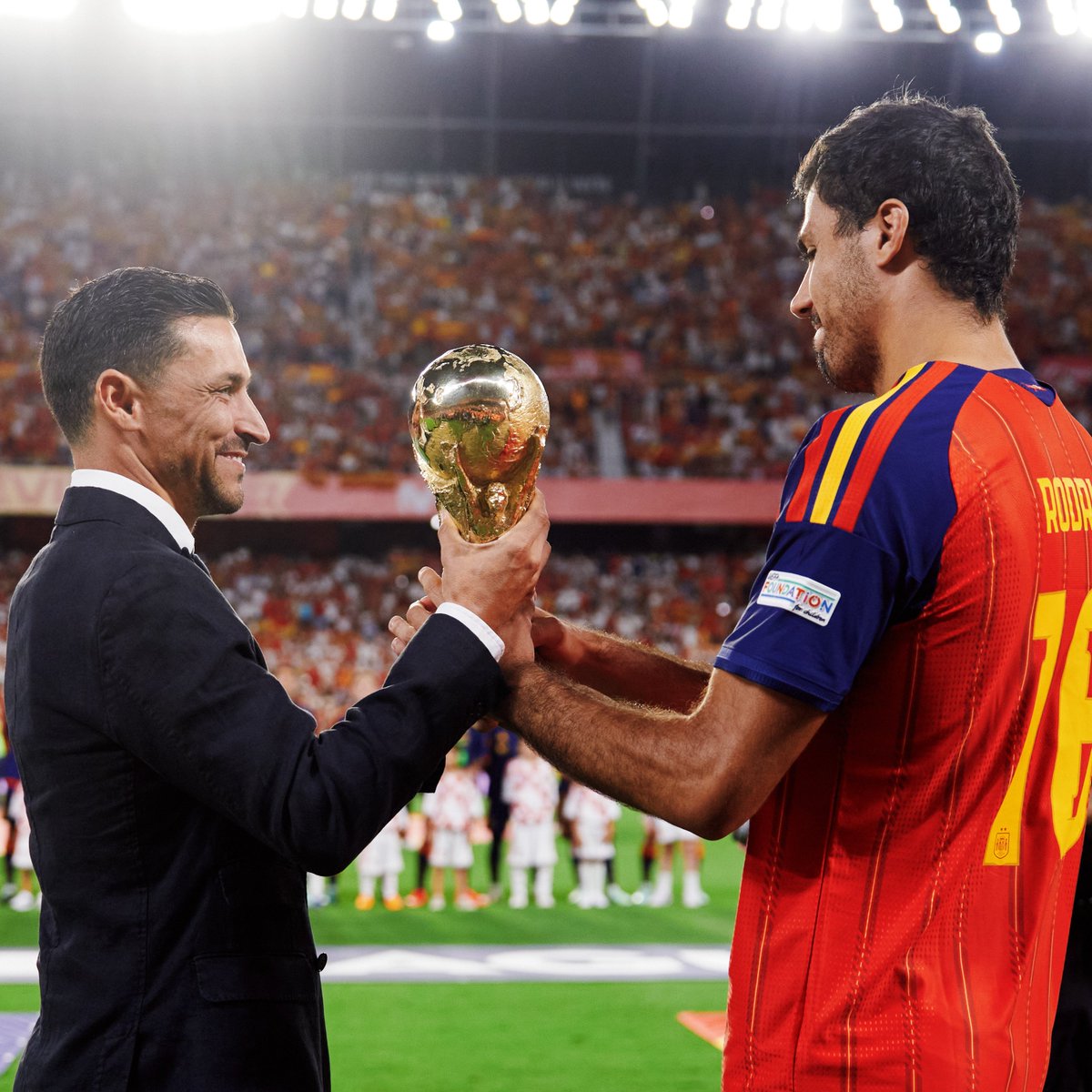 rfef's tweet photo. 🏆 La RFEF lleva a 𝗡𝗮𝘃𝗮𝗿𝗿𝗮 la exposición «#ReyesDelMundo» con el trofeo de los campeones.

📍 Podrán visitarse del 𝟮𝟭 𝗮𝗹 𝟮𝟯 𝗱𝗲 𝗼𝗰𝘁𝘂𝗯𝗿𝗲 en el 𝗕𝗮𝗹𝘂𝗮𝗿𝘁𝗲 de 𝗣𝗮𝗺𝗽𝗹𝗼𝗻𝗮.

ℹ️ https://t.co/8knxPxuTOc https://t.co/f8E1kn3bF0