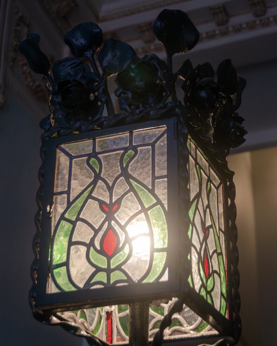 ZamoraSpain's tweet photo. En 1918, Gregorio Pérez Arribas rompió con su habitual contención decorativa en la casa encargada por el comercial textil Fernando Rueda Moyano.

¡Descúbrela en este hilo junto con un gran ejemplo de decoración interior modernista!

🧵⬇️ https://t.co/P6ltXppHkA
