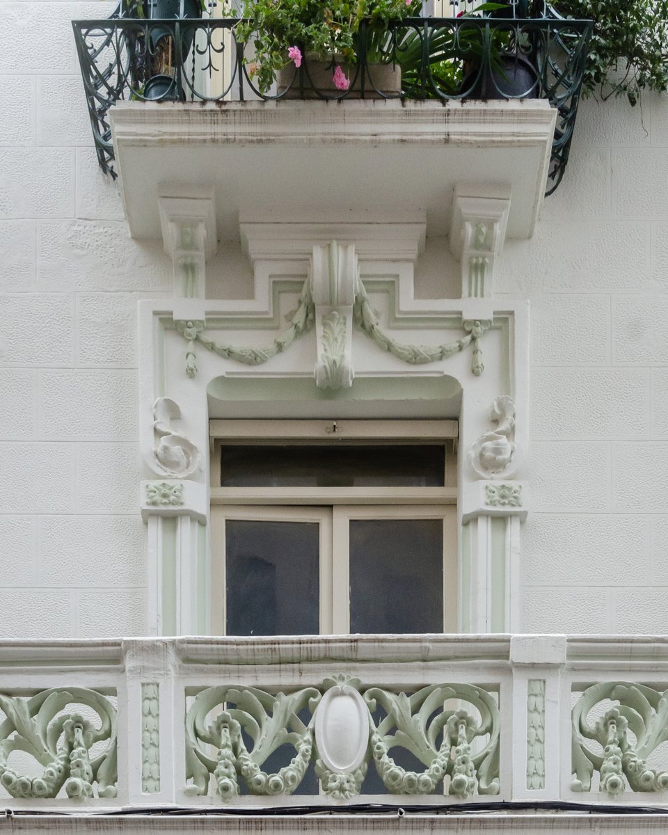 ZamoraSpain's tweet photo. Los antepechos de los balcones, dinteles, ménsulas y las repisas de los miradores están decorados con guirnaldas de flores; hojas rizadas enmarcan los vanos, y el arquitecto colocó flores en los capiteles, ménsulas, el friso superior y los muretes del coronamiento. https://t.co/AokrLNB3qa