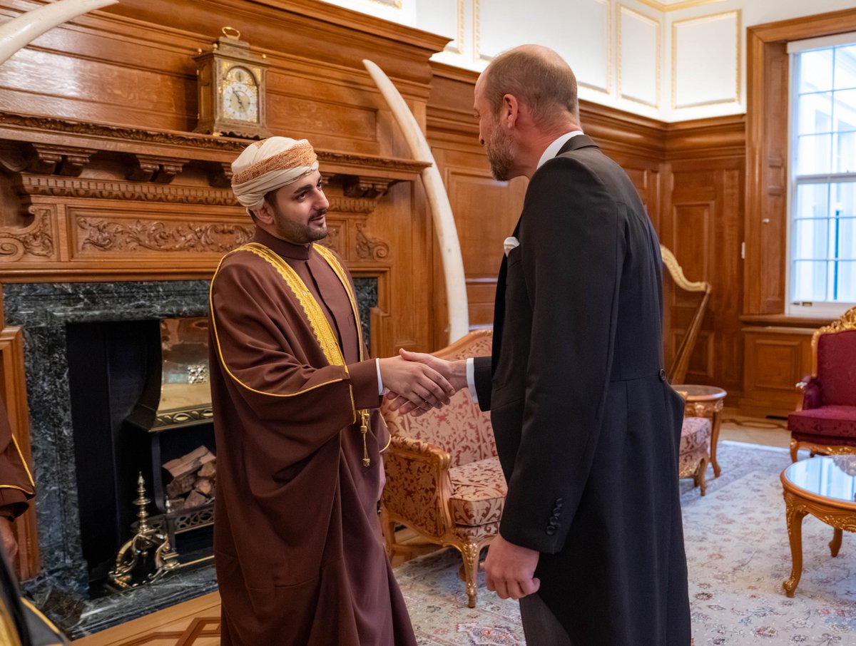 RoyalOmanFamily's tweet photo. 📸 صورٌ من ترحيبِ صاحبِ السُّموِّ الملكيِّ أميرِ ويلز، بحضرةِ صاحبِ الجلالةِ السُّلطان هيثم بن طارق المُعظّم /حفظهُ اللهُ ورعاهُ/، في مقرِّ إقامةِ جلالتِه، وذلك قُبيلَ بدءِ مراسمِ الاستقبالِ الرسميِّ، مُعربًا عن سعادتِه بهذه الزّيارةِ السّامية. https://t.co/Wl2TvDKnZL