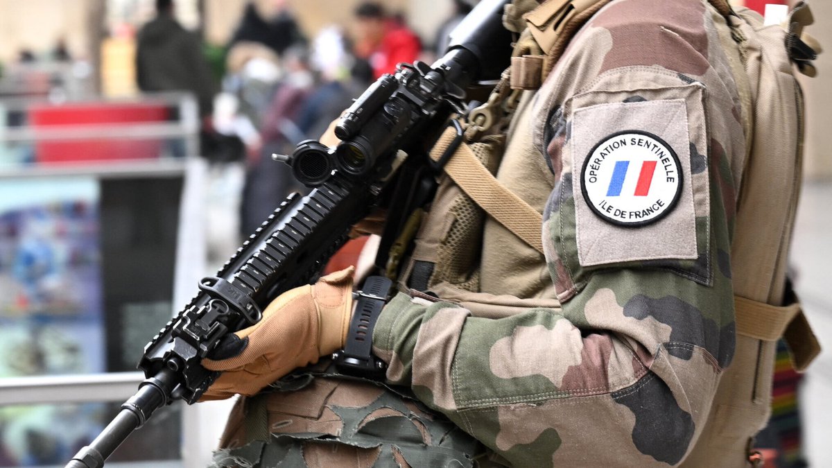 BFMTV's tweet photo. 🔴 ALERTE INFO
Soldats de l'opération Sentinelle, GIGN, RAID... Le gouvernement annonce des moyens renforcés pour la journée de mobilisation du 24 octobre
https://t.co/Kv0fvF1GjS https://t.co/PZK667mijZ