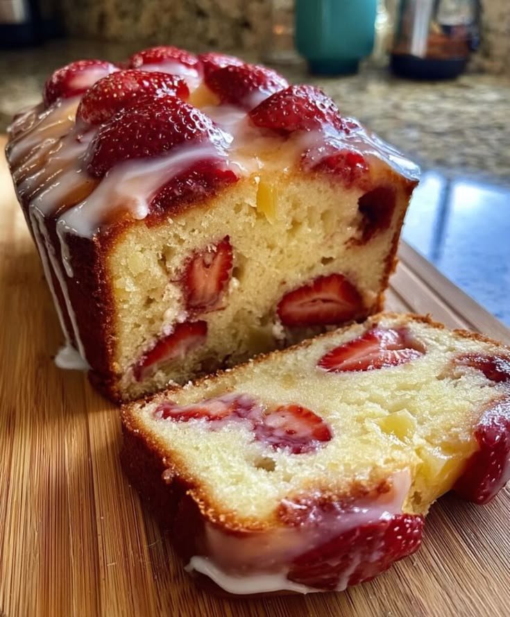 Emmajhones77's tweet photo. Strawberry pineapple cake https://t.co/jaxS8jTj1f