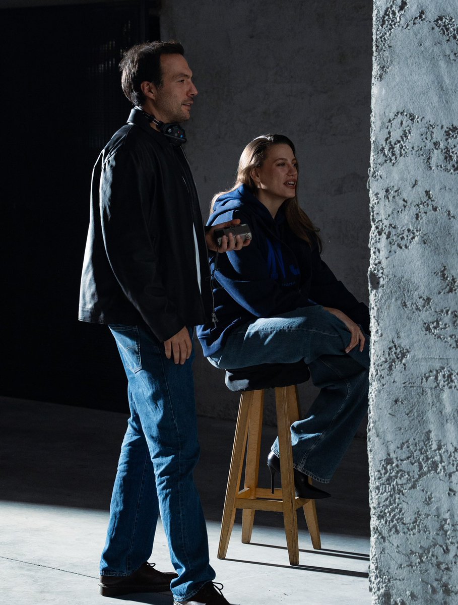 SerenayBrasil's tweet photo. O diretor Engin Erden (@/enginerden) compartilhou no Instagram registros dos bastidores da nova campanha publicitária da Mavi com Serenay Sarıkaya. As imagens destacam os momentos de gravação e a interação no set. https://t.co/oOvAQaX5gc