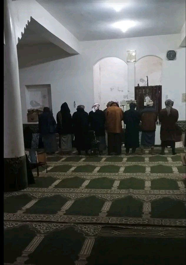 Affash_Girl's tweet photo. حجم الأمة في صلاة الفجر وجميع الصلوات تحدد مصيرها ، تأكدوا لو تأتي حكومات الأرض كلها ما تحل المشاكل ولا تصلح الأحوال ، إلا إذا امتلأت المساجد ونفذت أوامر الله فهو وحده يصلح الاحوال ويحل المشاكل قال تعالى ( ولو أن أهل القرى آمنوا واتقوا لفتحنا عليهم بركات من السماء والأرض ولكن كذبوا فأخذناهم بما كانوا يكسبون ) الحل معروف والناس ما رضوا ايش نسوي ،،