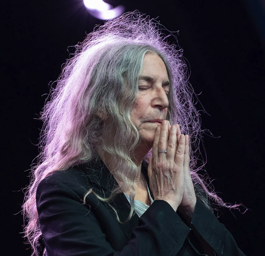 ankorinclan's tweet photo. Hoy, en Oviedo, una mujer de 79 años que lleva medio siglo cantando contra el poder se ha sentado ante la prensa española y ha dicho, sin rodeos, lo que muchos artistas estadounidenses no se atreven a decir en voz alta sobre el gobierno de su propio país.

Se llama Patti Smith, la llamaron la madrina del punk cuando publicó Horses en 1975, y este viernes 23 de octubre recogerá en el Teatro Campoamor el Premio Princesa de Asturias de las Artes ante los Reyes. Lo normal habría sido hablar de premios, de canciones y de recuerdos, pero ella decidió hablar de su país.

“No tengo nada bueno que decir. Normalmente uno, aunque hay algo malo, siempre tiene algo bueno que decir, pero no en este caso. Yo no soy ni conservadora ni demócrata, me considero una persona global, pero realmente debo decir que me siento avergonzada de la administración actual, del gobierno actual”, afirmó ante los periodistas.

No pronunció el nombre de Donald Trump, pero tampoco le hizo falta. Con las elecciones de mitad de mandato a la vuelta de la esquina, pidió a la gente que se levante, se una y vote, porque para ella los artistas ya no bastan solos y hacen falta grandes números de personas que quieran hacer el bien, en Estados Unidos y en todo el mundo.

Lo que hace especial a Patti Smith es que su rebeldía nunca ha sido una pose. Se crió como testigo de Jehová, abandonó la religión de adolescente cuando decidió ser artista y años después volvió a rezar a su manera, con su propio sistema, convencida de que Jesús fue un hombre que hizo una revolución basada en el amor.

También es una mujer que lo ha perdido casi todo y ha seguido en pie. En 1989 murió su gran amigo y compañero de juventud Robert Mapplethorpe, y en 1994 enterró a su marido, el guitarrista Fred “Sonic” Smith. Convirtió ese dolor en libros como Éramos unos niños, que ganó el National Book Award en 2010.

Y luego está su relación con España, que viene de mucho antes de cualquier premio. Hoy contó que de niña vio por primera vez un cuadro de Picasso y en ese instante supo cuál sería su vida: “De hecho, cuando yo tenía 12 años y por primera vez vi una obra de Picasso, supe desde ese momento que quería ser artista. Siempre que voy a Madrid, siempre voy a visitar el Guernica”.

Habló de Lorca, de Cervantes, de Bolaño y del cine español con la devoción de quien ha pasado la vida estudiándolos. Y recordó, emocionada, que este 20 de octubre se cumplen 50 años de su primer concierto en España, cuando era una joven que quería comerse el mundo y todavía estaba aprendiendo.

Medio siglo después vuelve convertida en leyenda, y en vez de aprovechar la alfombra roja para quedar bien con todos, la ha usado para decir lo que piensa, aunque le cueste aplausos en su propio país.

Tiene casi 80 años y sigue creyendo que la gente tiene más poder del que imagina. ¿Creéis que los artistas deben mojarse en política cuando reciben un premio, o deberían limitarse a su arte?