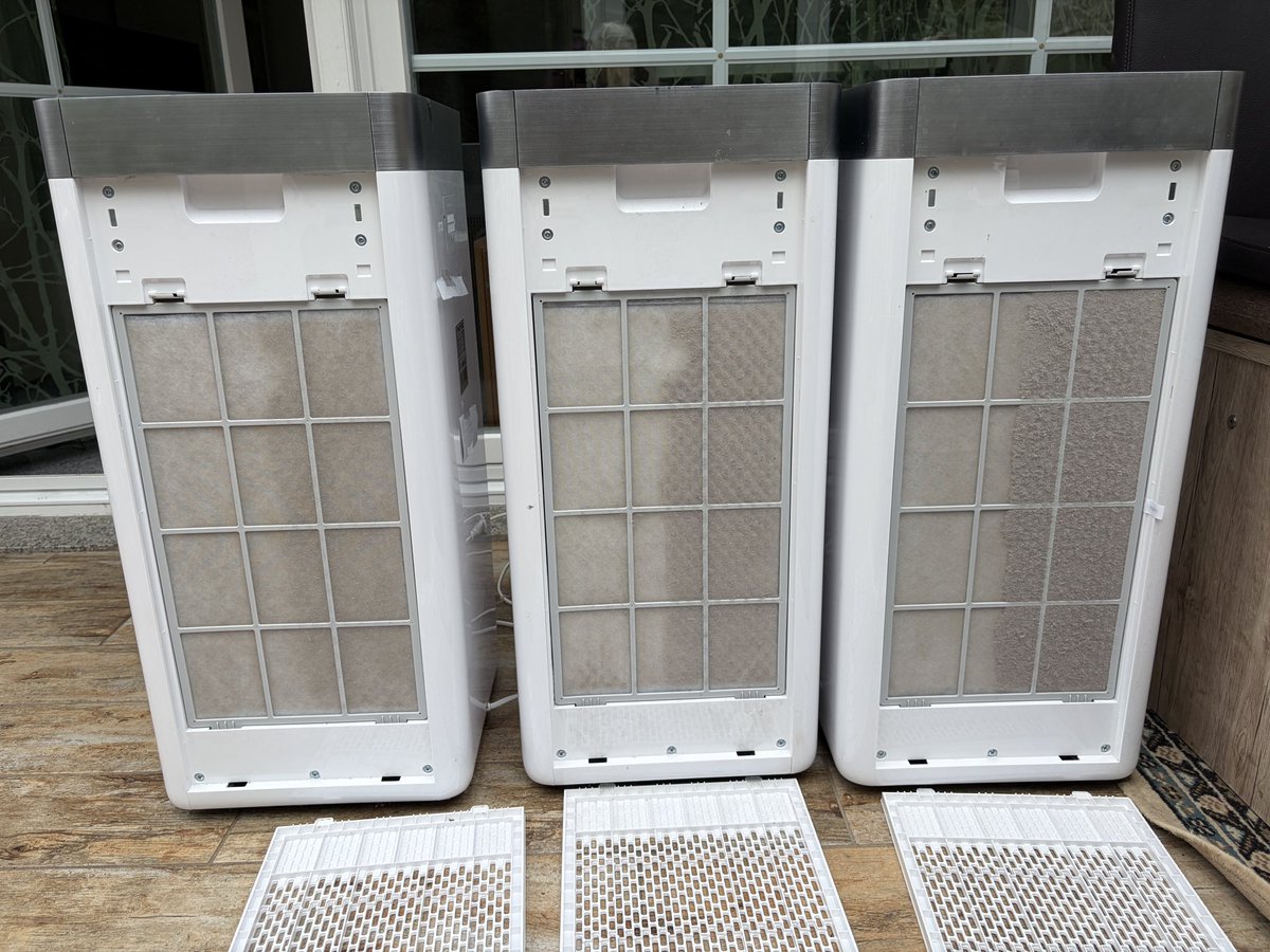 NorwaySkandin's tweet photo. 1/ #CovidlsAirborne #CovidIsntOver 
#Prävention #TeamVorsicht #C19 #SARSCoV2 #Grippe #Influenza #Flu 
#CleanAir #SaubereLuft #H5N1

Bei den drei Trotec Airgoclean 200E Luftreinigern habe ich die Vorfilter überprüft und diese mit dem Staubsauger gereinigt.
Man sieht den Grobstaub. https://t.co/aKkQ9AGTtV