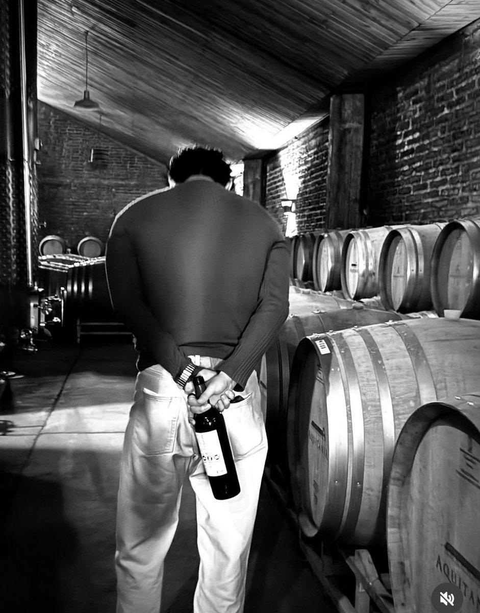 ikooquitto's tweet photo. imagina chegar em casa abrir a porta e ver esse homem assim de costas esperando você pra tomar um vinho CHEGA https://t.co/Qr08KZp594