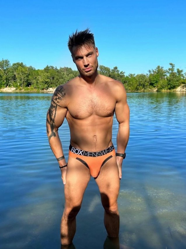 torstenmodel's tweet photo. looking for a volunteer with a good attitude and a little free time 😉 https://t.co/KXiV6EKobk