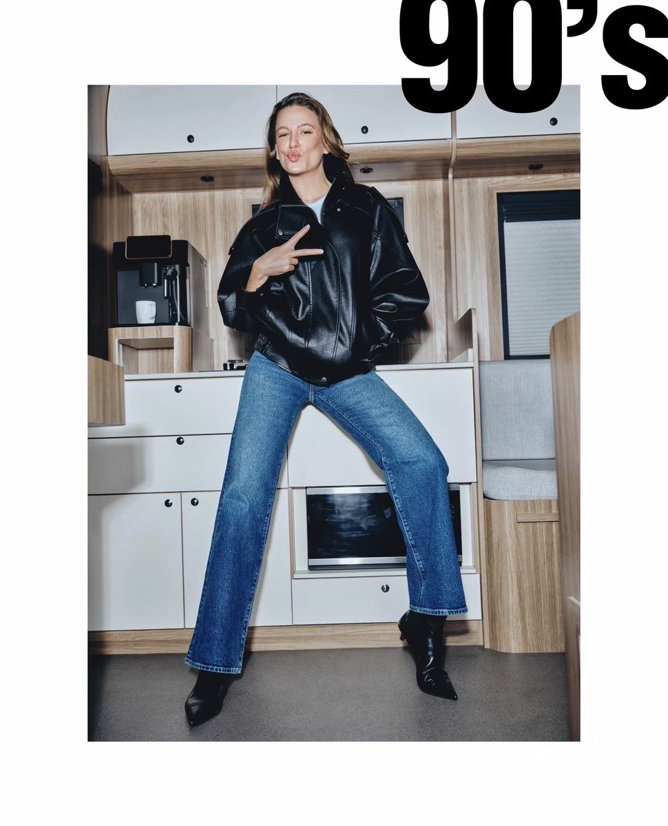 SerenayBrasil's tweet photo. A Mavi publicou no Instagram um novo registro de Serenay Sarıkaya para a campanha inspirada nos anos 90, destacando o modelo de jeans "Sky Wide.” https://t.co/NfdvFPO4gj