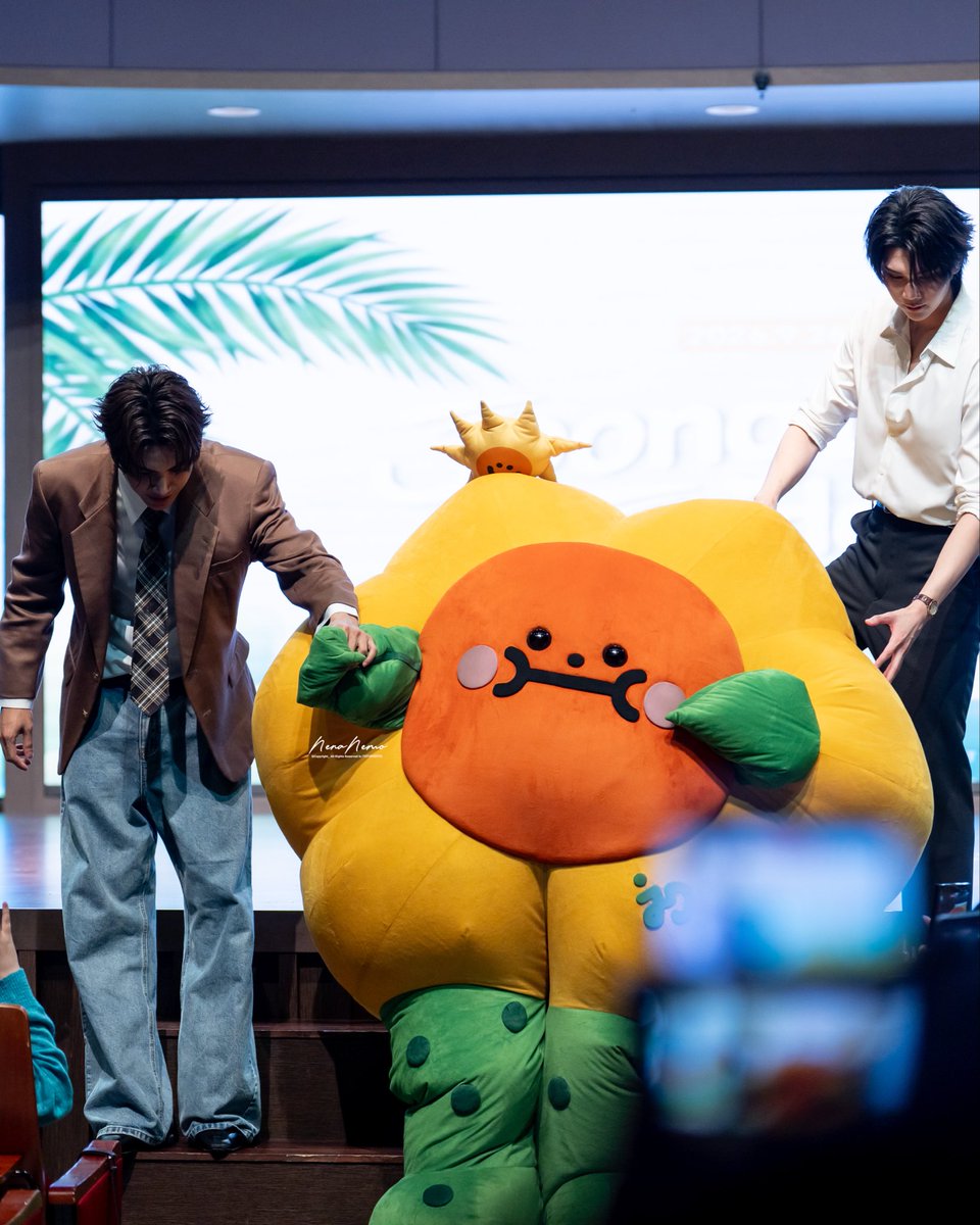 nenanemo_'s tweet photo. 🌻 : ฝากย่าๆ ยายๆ เอ็นดูใจดี ลูกชายดังด้วยนะครับ ใจดีเกิดจากความรักของจุงดัง 

🌻 : ไม่ว่าวันข้างหน้าหนูจะเติบโตไปเป็นอะไร หรือจะเดินไปบนเส้นทางไหน พ่ออยากให้หนูรู้ไว้ว่าหนูจะเป็นแก้วตาดวงใจของพ่อเสมอ

#JoongDunk #Jaidee เป็นการโพสบอกรักลูกของทั้ง 2 คนที่ทำเราก็อกแตกเมื่อคืน และมีน้ำตาที่อ่านทุกครั้ง 

[📷 26092026] วันนั้นปะป๊าแด๊ดดี้เดินมาส่งใจดีให้เดินไปหาย่ายายและพี่พี่ก่อนเข้าไปพัก เชียร์อัพลูกกันทั้ง 2 คน~