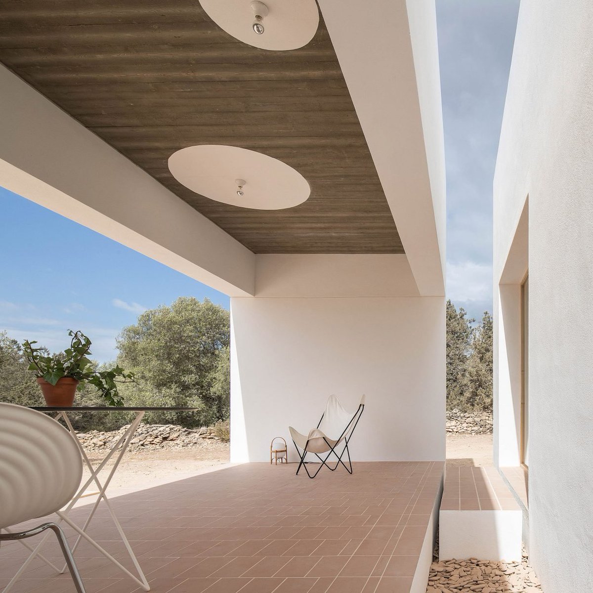 ManuelRevilla57's tweet photo. El estudio de arquitectura Marià Castelló ha construido una vivienda con techos abovedados de cerámica en tres volúmenes rectangulares blancos, está situada en la isla de Formentera.

https://t.co/sFjKyp3NO7 https://t.co/a7qNOQv6tL
