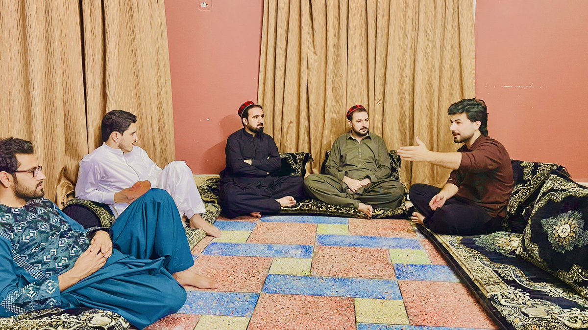ZakimWazirPTM's tweet photo. د پي ټي اېم د تکړه فعال فرید افریدي له پیاوړي کورنۍ سره مو ولیدل، موږ پوهېږو چې د اېم ای په ټارچر سېلونو کې له څلورو میاشتو راهیسې فرید افریدي زندان به هتمن د کورنۍ لپاره د ډېر ځور وړ وي، خو دغه قرباني د ملت په خاطر او د خپلو مظلومو خلکو په خاطر ورکوي، دا دوی کورنۍ د خفګان پر ځای په ډېرې لویې حوصلې سره د فرید افريدي په زندان ویاړ کولو. 

د سیاسي فعالانو پدې ډول نیونې او د ترهګرو غوندې په فوځي زندانونو کې ساتل د هر ډول قوانینو خلاف عمل دی خو په پښتونخوا قابضو پنجابیو جنرالانو د پښتنو او اوښکو او وینو په پښتونخوا روان استعمار غځوي چې یوه ورځ به دا دوی ګریوانونو ته د مظلومو پښتنو د حساب کتاب لاس ورسیږي.
#ReleaseFaridAfridi